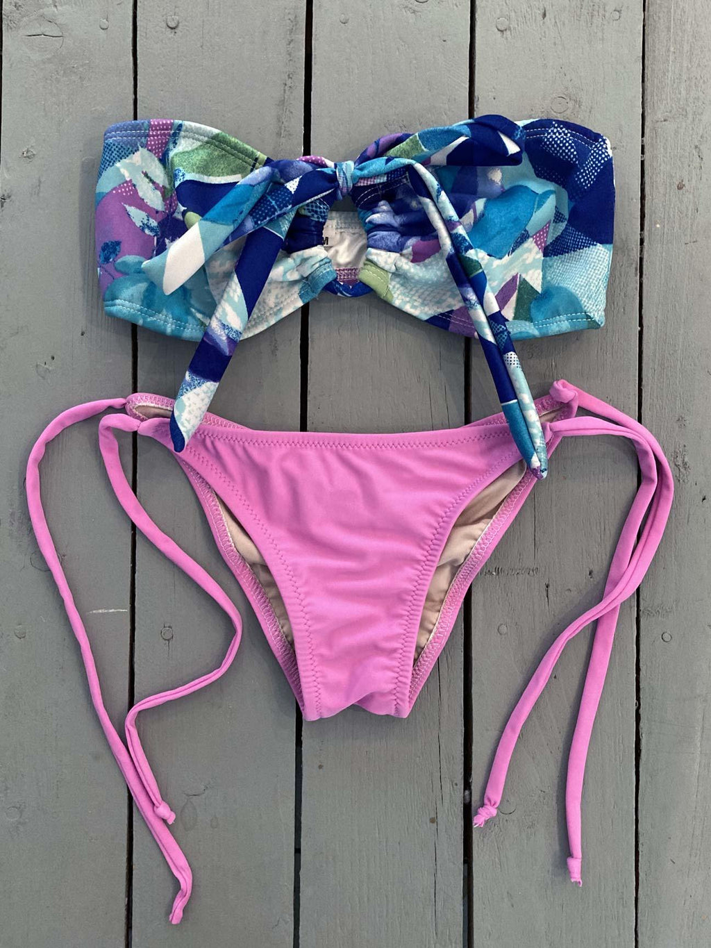 Be poolside ready in this adjustable bandeau bikini top, Made with the finest quality of soft and stretchy Lycra to achieve the best fit. Order yours today. @jillesbikinis  