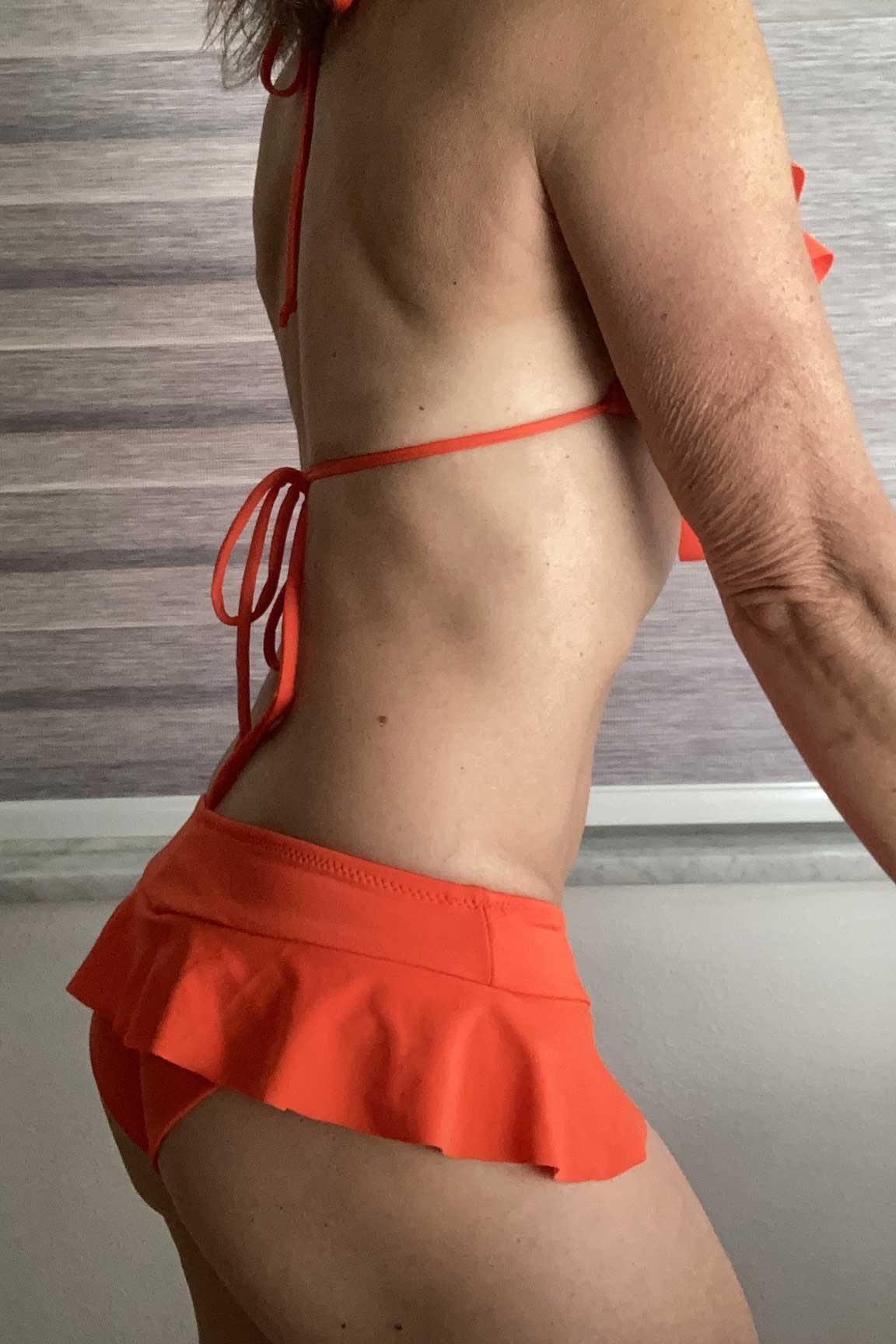 Be poolside ready in this sexy bright orange, adjustable, ruffle bikini top! This bikini comes in a few different colors. Find the one that’s best for you @jillesbikinis 