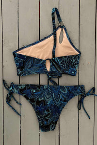 Upgrade your look in this elegant black and turquoise single loop tie bikini bottom. They are made with the finest quality of soft and stretchy Lycra to achieve the best fit. Place your order today! @jillesbikinis