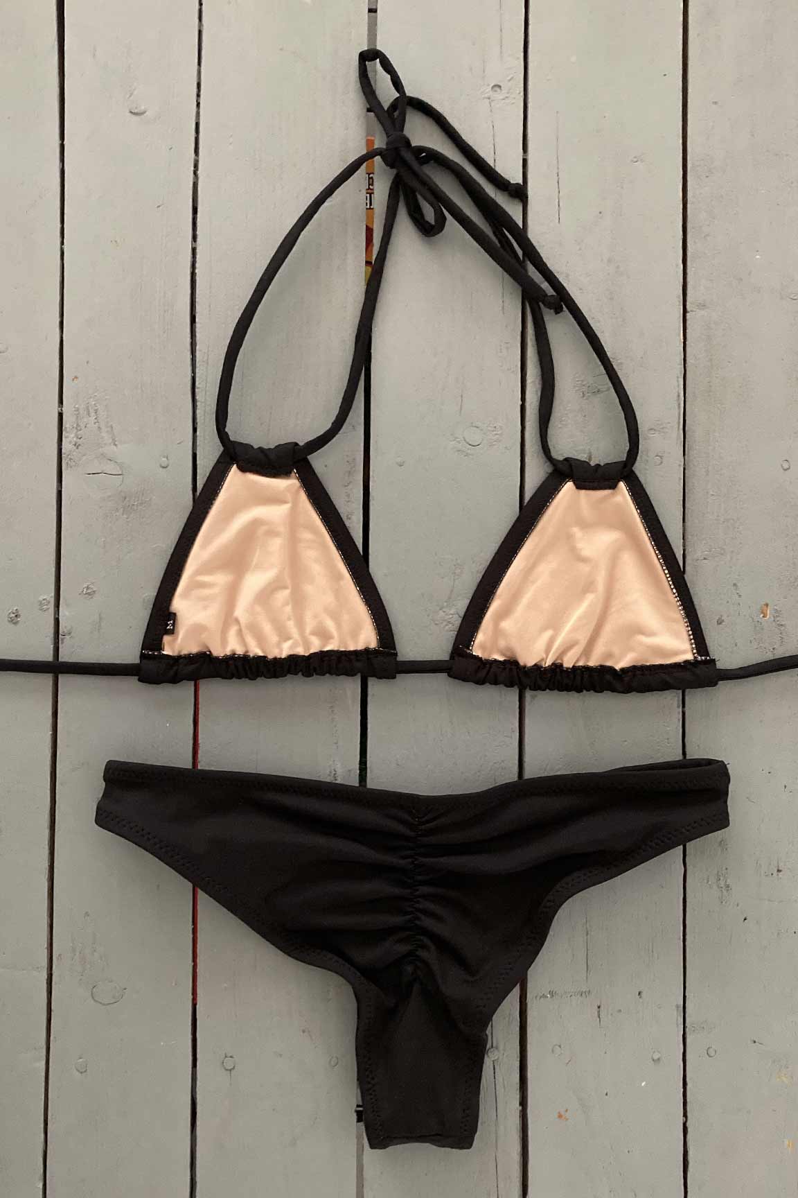 Jump in the ocean with this scrunched, double sided 3 string bikini bottom. Perfect for the beach or pool. Can be paired with our matching yellow non adjustable top or yellow double string triangle top.  Order yours today. @jillesbikinis