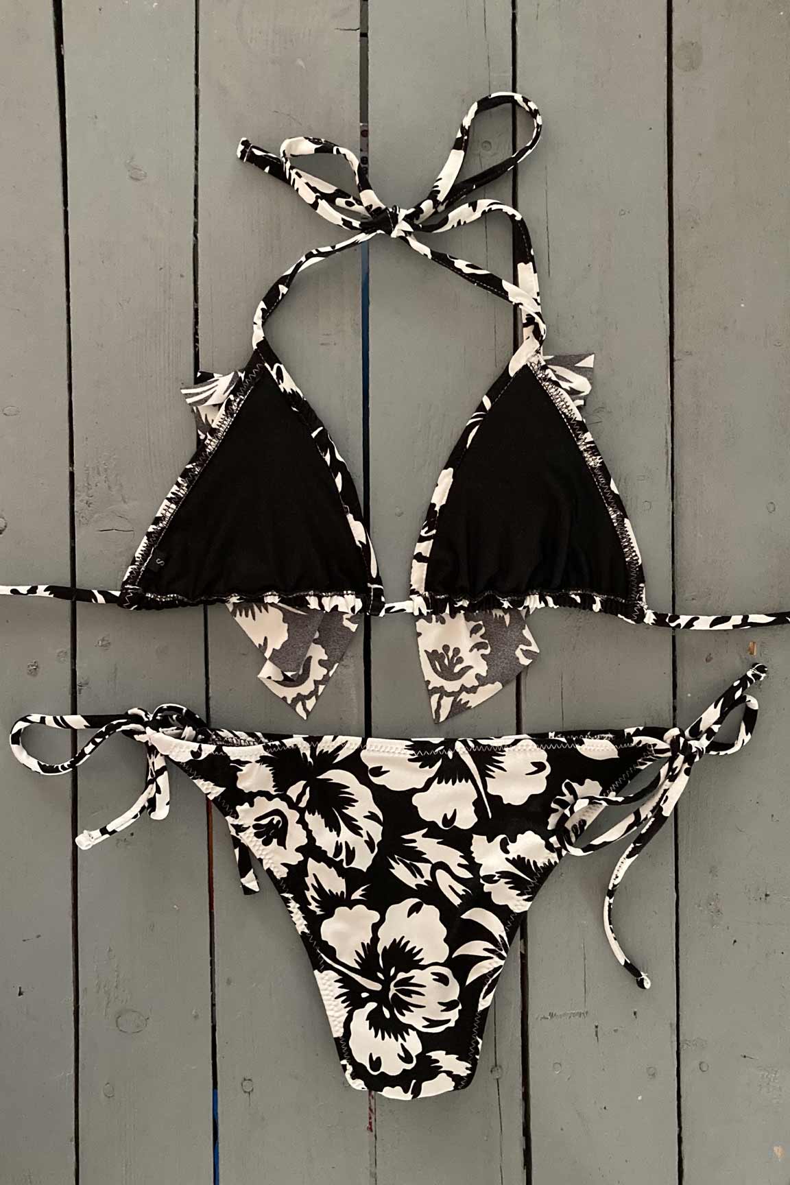 This black and white Hibiscus print spaghetti ties bottom is so cute and can be mixed with any solid color top or bottom or any solid color sarong.  Jilles Bikinis swimwear lets women feel sexy, confident, glamorous, and comfortable all at the same time. They are made with the finest quality of soft and stretchy Lycra to achieve the best fit.